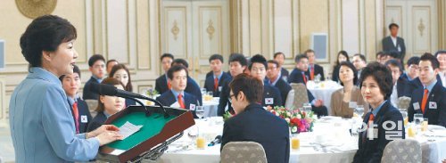 박근혜 대통령이 20일 제42회 국제기능올림픽에서 종합우승을 차지한 선수단을 청와대로 초청해 연 오찬에서 인사말을 하고 있다. 청와대 제공