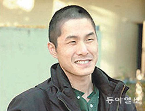 김범수 씨는 2004년 11월 29일 서울 잠실야구장 앞에서 구단의 운영 방식에 항의하며 삭발 시위를 벌였다.