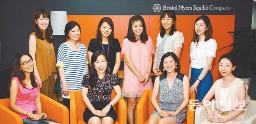 서울 강남구 대치동 한국BMS제약 본사에서 이 회사 여성 직원들이 소모임을 한 후 포즈를 취했다. 한국BMS제약의 여성 직원 비율은 45.9%에 이른다. 한국BMS제약 제공