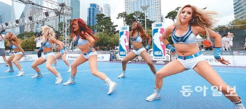 NBA 멤피스 그리즐리스 댄스팀이 23일 서울 여의도공원 특설코트에서 역동적인 공연을 펼치고 있다.