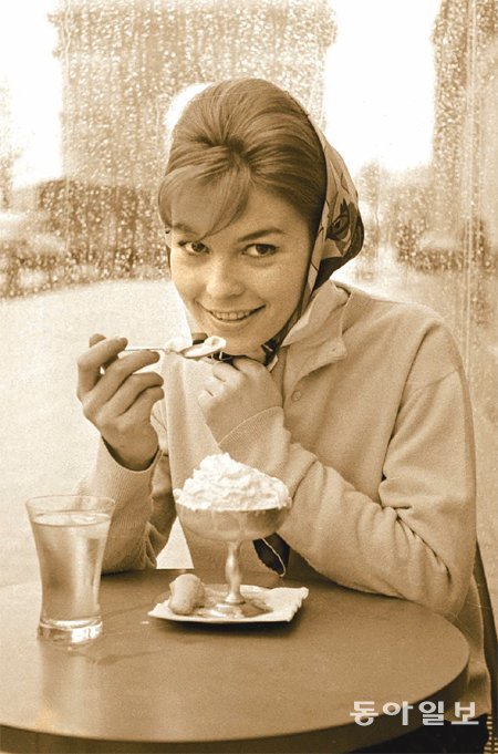 시원하고 달콤한 아이스크림은 누구에게나 사랑받는 음식이다. 그래서 아이스크림을 먹는 사람들의 표정은 한결같이 편안하고 즐거워 보인다. 세계적인 정치가와 예술가, 문학가도 아이스크림을 예찬했다. 사진은 1960년 파리의 카페에서 아이스크림을 먹고 있는 여성. 휴머니스트 제공