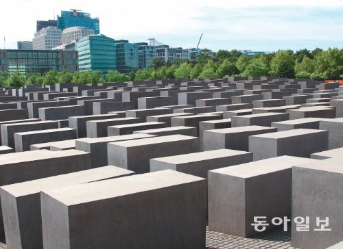 독일의 수도 베를린은 거대한 속죄의 도시였다. 과거 침략의 역사를 부정하고 우경화 바람이 불고 있는 일본과는 달랐다. 독일의 과거 청산은 21세기에도 여전히 ‘현재 진행형’이다. 2005년 베를린 브란덴부르크문 인근에 설치된 유대인 홀로코스트(대학살) 기념관에는 나치에 희생된 사람들의 묘석을 상징하는 2700개의 크고 작은 콘크리트 조각이 놓여 있다. 나치의 만행을 영원히 잊지 말라는 엄숙한 외침으로 독일인들은 여긴다. 베를린=전승훈 특파원 raphy@donga.com