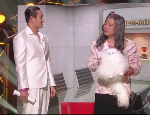 ‘뿜엔터’ 김준호(오른쪽)가 페르시안 고양이 인형 ‘자나’를 안고 무대에 오른 모습. 사진제공｜KBS