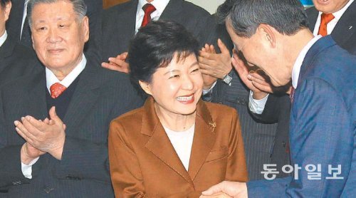 박근혜 대통령(가운데)이 당선인 시절인 지난해 12월 26일 서울 영등포구 여의도동 전국경제인연합회를 방문해 대기업 총수들을 만난 자리에서 허창수 전경련 회장과 악수하고 있다.