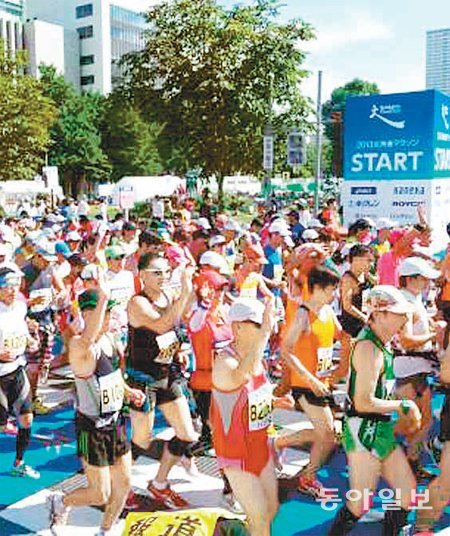 홋카이도 마라톤 참가자들이 25일 오전 9시 삿포로시 중앙공원 앞 출발선에서 힘차게 출발하고 있다. 삿포로=이현두 기자 ruchi@donga.com