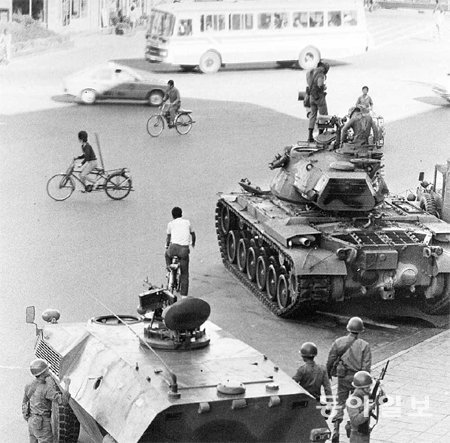 1979년 10월 20일 계엄령이 내려진 부산 시내. 동아일보DB