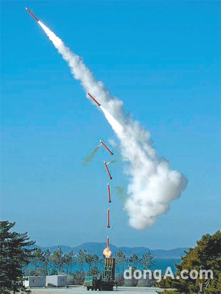 LIG넥스원이 개발한 국산 중거리지대공 미사일‘천궁＇은 하나의 레이더로 여러 표적을 동
시에 탐지요격할수 있다.LIG넥스원 제공