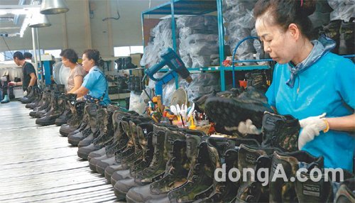 부산의 트렉스타 본사 공장에서 직원들이 군에 납품하는 기능성 전투화를 생산하고 있다. 트렉스타 제공