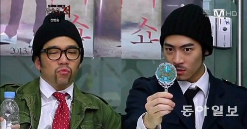 Mnet ‘방송의 적’에서 제대로 망가진 가요계 ‘엄친아’ 존박(오른쪽)과 이적. CJ E&M 제공