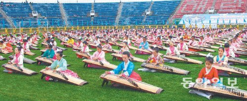 26일 중국 지린 성 옌볜 조선족자치주 룽징 시 해란강경기장에서 열린 ‘가야금 최대 인원 기네스 기록’에 참가한 초등학교 어린이들이 진지한 표정으로 가야금을 연주하고 있다. 사진 출처 옌볜인터넷방송