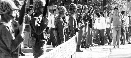 1979년 10월 20일을 기해 위수령이 떨어진 마산 시내. M16 소총을 든 계엄군이 마산시청 앞에 진주해 있는 모습이다. 동아일보DB
