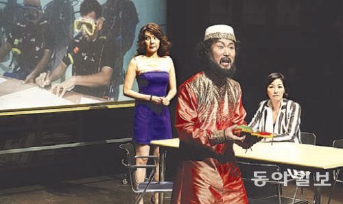 연극 ‘이단자들’에서 열연하는 서이숙 신문성 이태린(오른쪽부터). 문화아이콘 제공