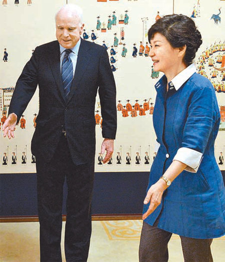 박근혜 대통령이 26일 청와대에서 존 매케인 미국 공화당 상원의원(왼쪽)과 악수를 한 뒤 자리를 안내하고 있다. 청와대 사진기자단