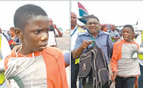 24일 오전 나이지리아 국내선 항공기 ‘바퀴 수납고’에 숨어들었던 대니얼 이헤키나 군(왼쪽 사진). 소년은 부족한 산소와 낮은 기압, 추위 속에서도 35분가량을 버텨 무사히 ‘비행’을 마쳤다.

출처 데일리포스트 나이지리아 홈페이지