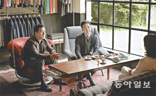 서울 성북구 성북동 빌라 델 꼬레아에서 조경아 칼럼니스트가 박성준 씨(왼쪽), 전정욱 씨와 중년 남자의 패션에 대해 이야기를 나누고 있다. 사진: 이상욱 이은비, 장소협조: 빌라 델 꼬레아