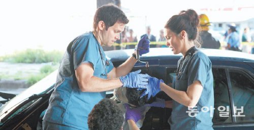 미국 NBC 의학 드라마 ‘두 노 함(Do No Harm)’은 낮에는 촉망받는 외과의사지만, 밤에는 야수로 돌변하는 다중인격을 지닌 의사를 그렸다. 주인공 스티븐 파스퀄(제이슨 콜 역·왼쪽)이 응급구조를 하는 장면. CJ E&M 제공