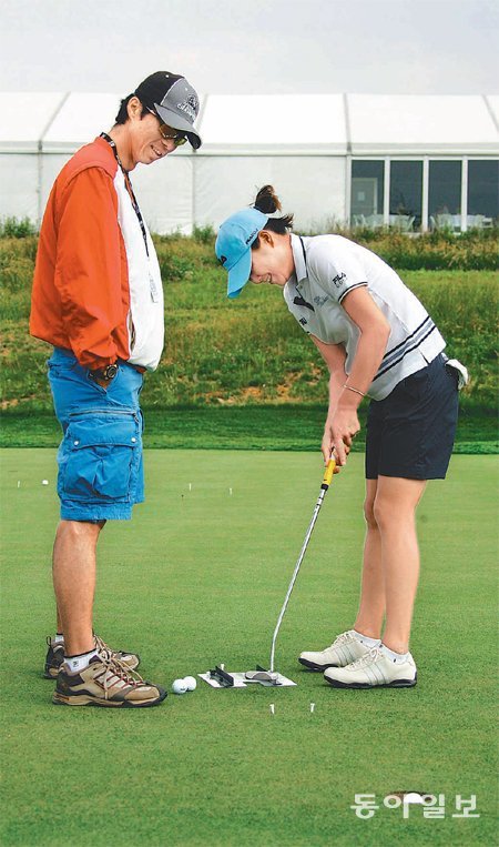 손혁 MBC스포츠플러스 프로야구 해설위원(왼쪽)이 미국여자프로골프(LPGA)에서 활약하는 아내 한희원의 퍼팅연습을 지켜보고 있다. 손혁은 2004년 한국 프로야구에서 은퇴한 뒤 ‘외조’를 위해 미국으로 건너갔고 2007년에는 마이너리그에서 뛰기도 했다. 동아일보DB