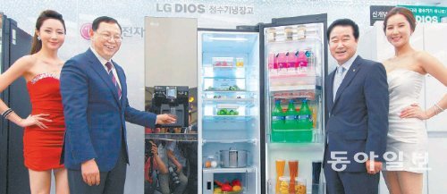 LG전자가 28일 냉장고에 정수기를 접목한 ‘디오스 정수기냉장고’를 출시했다. 조성진 LG전자 사장(왼쪽에서 두 번째)과 최상규 LG전자 부사장(왼쪽에서 세 번째)이 모델들과 함께 제품을 소개하고 있다. LG전자 제공