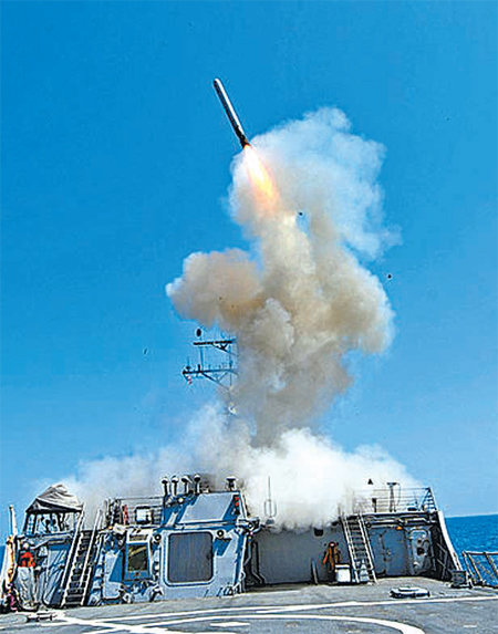미 해군 구축함 배리호가 토마호크 순항미사일을 쏘아 올리고 있다. 사진 출처 미디움