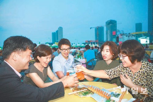 31일까지 인천의 경제자유구역인 송도국제도시에서 열리는 세계맥주축제를 찾은 시민들이 환하게 웃으며 건배하고 있다. 다음 달 1일부터 인천 곳곳이 축제 마당으로 변한다. 인천경제자유구역청 제공