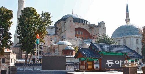 31일 오후 9시 반(현지 시간)에 개막하는 ‘이스탄불-경주 세계문화엑스포’를 앞두고 기와집 모양의 무대가 이스탄불 아야소퍄 성당 앞 광장에 설치됐다. 경북도 제공