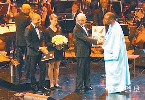 27일 오후 스톡홀름 콘서트홀에서 열린 2013 폴라뮤직 프라이즈 시상식에서 세네갈 음악인 유수 은두르(앞줄 오른쪽 밝은 색 옷)가 스웨덴 국왕 칼 구스타브 16세에게서 상패를 받고 있다.