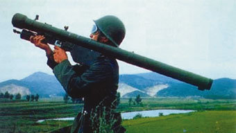 북한의 대표적인 휴대용 지대공 미사일 SA-7B를 사용하는 모습. Wikimedia