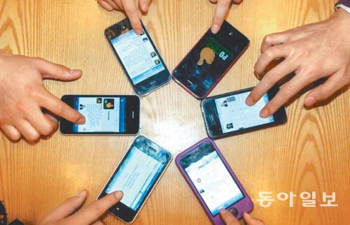 일본 나오키문학상 수상작 ‘누구’는 같은 공간에 있어도 서로의 생각을 직접 얘기하지 못하고 소셜네트워크서비스(SNS)를 통한 소통을 더 자연스럽게 받아들이는 스마트세대의 왜소한 모습을 그렸다. 동아일보DB