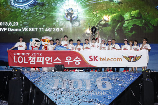 SKT T1이 8월 31일 열린 ‘리그 오브 레전드’ 정규리그 ‘핫 식스 LoL 챔피언스 서머 2013’에서 KT 불리츠를 꺾고 창단 첫 우승을 차지했다. 사진제공｜온게임넷