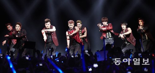남성그룹 슈퍼주니어 멤버들이 4월 브라질 상파울루 콘서트에서 춤추고 있다. 슈퍼주니어는 SNS 세계에서도 ‘슈퍼 파워’를 자랑한다. 멤버 수가 많은 것도 한몫한다. 동아일보DB