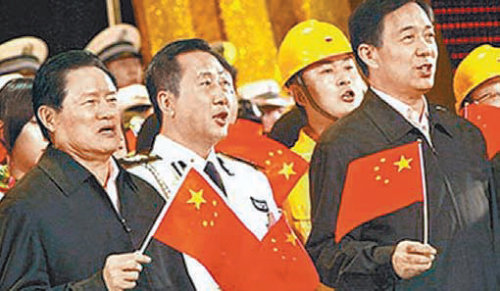 우융캉 전 중국 중앙정법위원회 서기(왼쪽)가 정치적으로 후원한 것으로 알려진 보시라이 전 충칭 시 서기(오른쪽)와 함께 있는 모습. 시기와 장소는 공개되지 않았다. 출처 사우스차이나모닝포스트