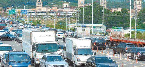 지난달 29일 개장한 부산 기장군 장안읍 신세계사이먼 ‘부산 프리미엄 아웃렛’ 정문 일대에서 교통대란이 생기고 있다. 인근 주민들은 아웃렛 폐업을 주장하고 있다, 기장군청 제공