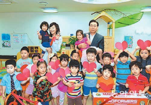 정준양 포스코 회장(뒷줄 오른쪽)과 조윤선 여성가족부장관(뒷줄 왼쪽)이 2일 서울 강남구 대치동 포스코센터에서 업무협력 협약식을 가진 뒤 포스코센터 1층 어린이집에 들러 아이들과 기념촬영을 하고 있다. 포스코 제공