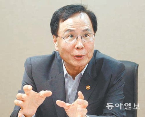 노대래 공정거래위원장은 동아일보와 인터뷰에서 “경제민주화는 우리 후손이 공정한 경쟁의 장에서 능력을 발휘할 수 있는 기회를 제공해주는 토대”라고 강조했다. 박경모 기자 momo@donga.com