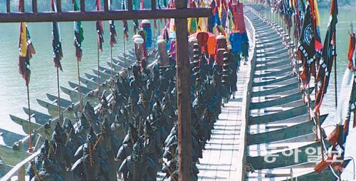 배다리 도강 행렬 재현 2007년 하이서울페스티벌 프로그램으로 배다리를 건너는 조선 정조 반차 행렬을 재현한 모습. 서울시 제공