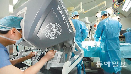 계명대 동산의료원 로봇수술센터에서 의료진이 로봇조종장치(콘솔)에 나오는 확대 영상을 보면서 심장 수술을 하고 있다. 계명대 동산의료원 제공