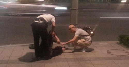 방송인 홍석천 씨(오른쪽)가 대로변에 쓰러진 취객을 깨우고 있다. 인터넷 캡처