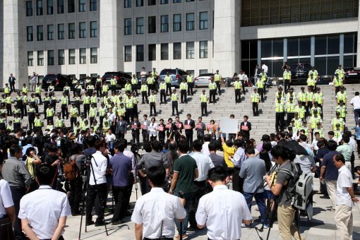 통합진보당 의원들과 당직자들이 4일 오전 국회 본청 앞 계단에서 기자회견을 열고 이석기 체포안 국회 통과를 반대하고 있다.