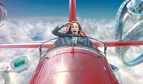 배우 장근석은 롯데면세점의 새 뮤직비디오에서 형형색색의 구름을 만들어내는 마술사로 등장한다.