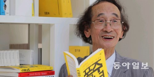 칠순의 나이에 번역 일에 뛰어들어 10여 년간 200여 권을 번역하고 7권의 책을 써낸 김욱 씨(83)가 서울 종로구 세종로 동아일보 신문박물관에서 자신이 쓴 ‘폭주노년’을 들고 섰다. 그는 “아흔다섯에 일을 관두고 일본 홋카이도에 건너가 일본 여성과 사랑에 빠지는 것이 꿈”이라고 호기롭게 말했다. 김경제 기자 kjk5873@donga.com