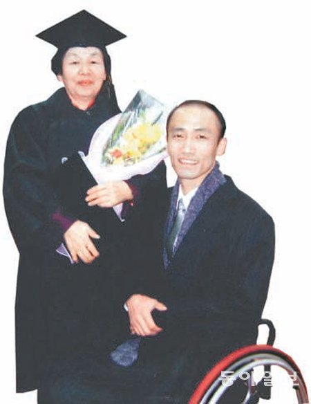 2009년 2월 용인대 졸업식장에서 어머니 승길임 씨(왼쪽)와 함께한 정진완 과장. 정진완 씨 제공