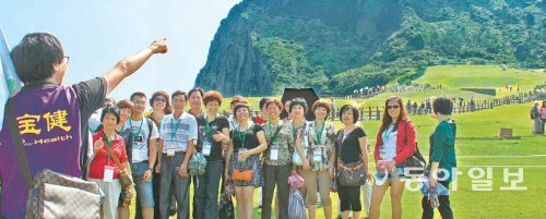 제주 서귀포시 성산일출봉에 대해 중국인 관광객이 가이드의 설명을 듣고 있다. 임재영 기자 jy788@donga.com