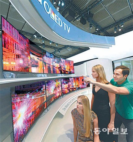 독일 베를린 가전전시회(IFA) LG전자 부스에 설치된 대형 곡면 유기발광다이오드(OLED) TV. 가운데가 오목해 어느 위치에서나 같은 화면을 볼 수 있다. LG전자 제공