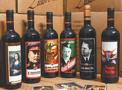 히틀러 초상화 그려 넣은 와인 이탈리아 와인업체 ‘비니 루나르델리’가 생산해 판매하는 ‘히틀러 와인’(왼쪽에서 세 번째, 네 번째). 이 업체는 독재자 아돌프 히틀러의 사진과 나치 선전구호 등이 담긴 라벨을 부착한 이 와인을 1995년부터 판매하고 있다. 사진 출처 뉴욕타임스