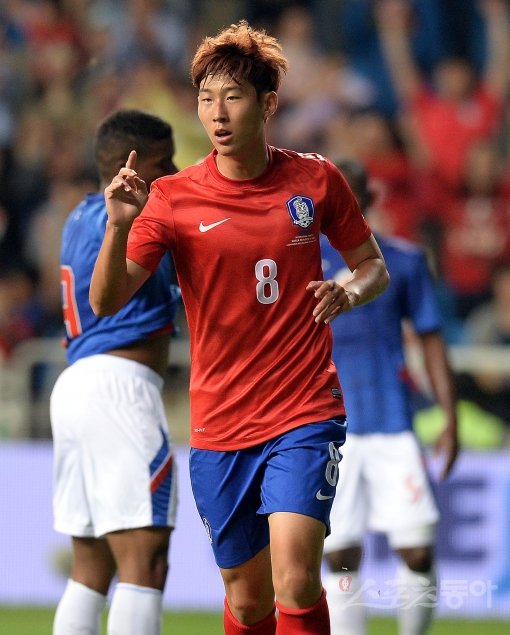 5일  인천축구전용경기장에서 한국 축구대표팀 대 아이티(세계랭킹 74위)의 평가전이 열렸다. 한국 손흥민이 전반전 선제골을 성공시킨 후 환호하고 있다. 인천｜김종원기자 won@donga.com 트위터@beanjjun