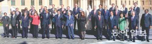 박근혜 대통령(앞줄 오른쪽에서 세 번째)이 6일(현지 시간) 러시아 상트페테르부르크 콘스탄티놉스키 궁에서 열린 주요 20개국(G20) 정상회의 포토세션에서 각국 정상들과 기념촬영을 하고 있다. 시진핑 중국 국가주석(앞줄 왼쪽에서 두 번째), 버락 오바마 미국 대통령(앞줄 왼쪽에서 다섯 번째), 블라디미르 푸틴 러시아 대통령(앞줄 왼쪽에서 일곱 번째) 등이 눈에 띈다. 셋째 줄 왼쪽에서 세 번째는 김용 세계은행 총재, 김 총재 오른쪽은 반기문 유엔 사무총장. 상트페테르부르크=안철민 기자 acm08@donga.com