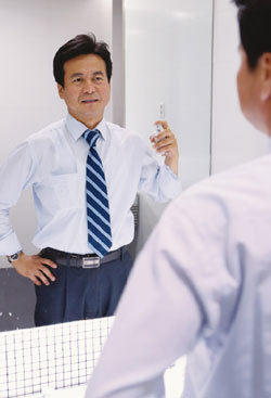 삼성생명 재무컨설턴트 박동수 씨는 고객을 만나기 전 반드시 거울을 보고 외모를 점검한다.