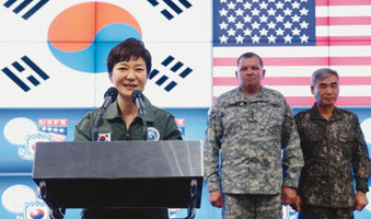 을지프리덤가디언(UFG) 훈련이 진행 중이던 8월 22일 박근혜 대통령이 한미연합사 훈련현장을 방문해 격려의 말을 하고 있다. 제임스 서먼 한미연합사령관(뒷줄 왼쪽)과 권오성 부사령관.