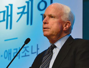 방한한 존 매케인 미 상원의원이 8월 26일 서울 종로구 아산정책연구원에서 열린 기자회견에서 인사말을 하고 있다.