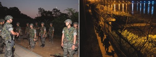 야간 경계근무에 나서는 해병대원들.(왼쪽) 야간 경계등이 강물을 비추는 가운데 순찰하는 병사들.(오른쪽)